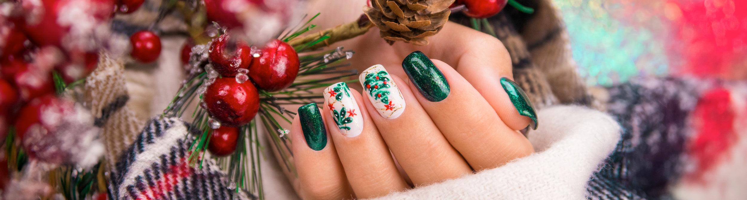 Manicura navideña con uñas verdes y decoraciones de acebo y estrellas rojas