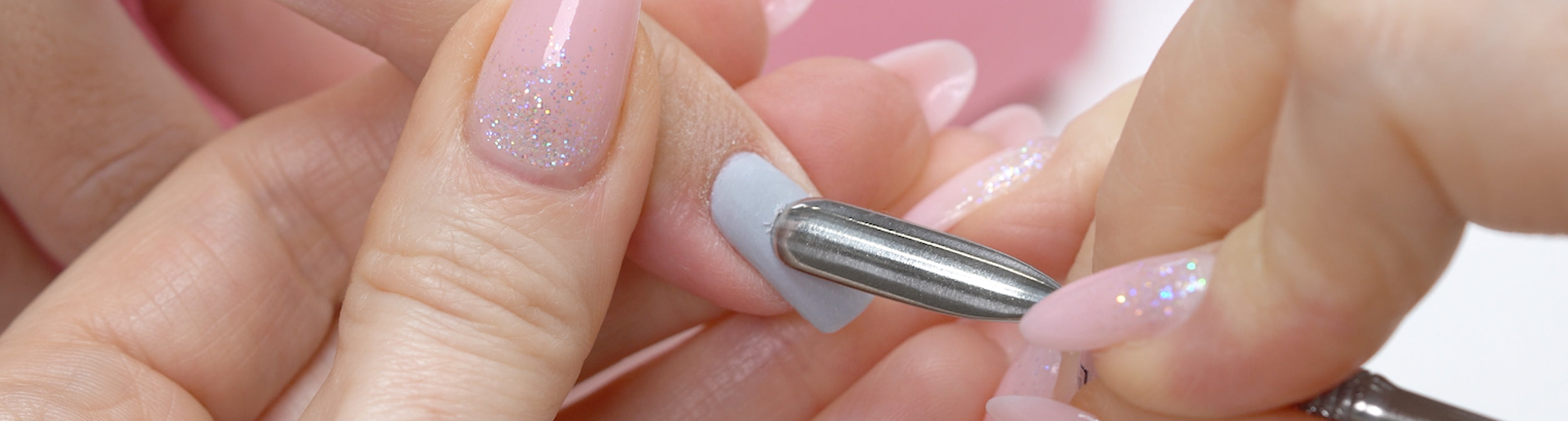 retirado del esmalte semipermanente en uñas con empuja cutículas