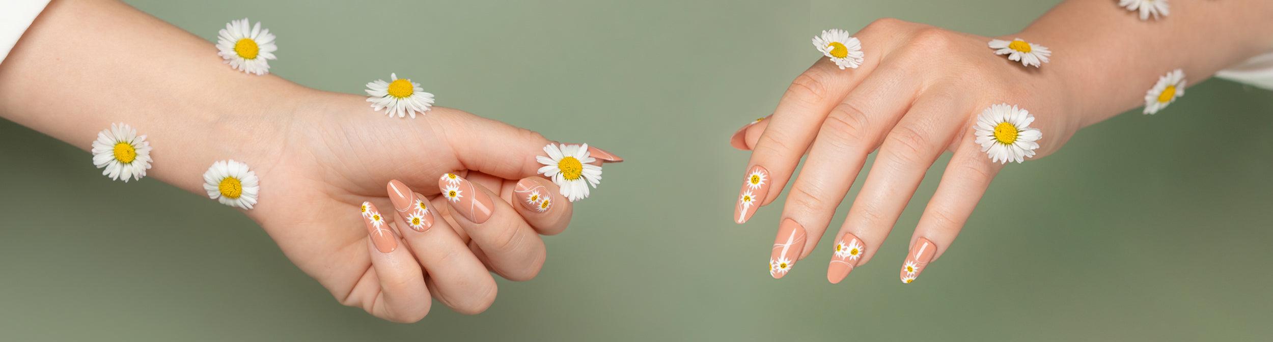 Uñas decoradas con margaritas y fondo verde, diseño de manicura floral elegante