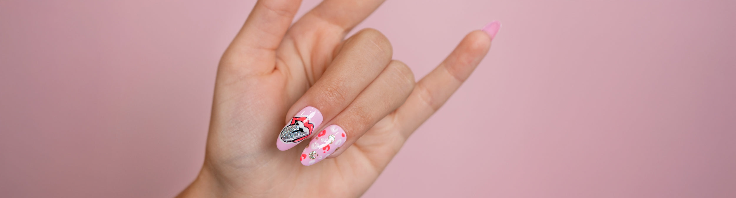 Uñas decoradas rosa con diseño de labios, corazones y glitter, manicura creativa