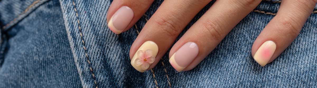 manicura francesa amarillas y rosas florales