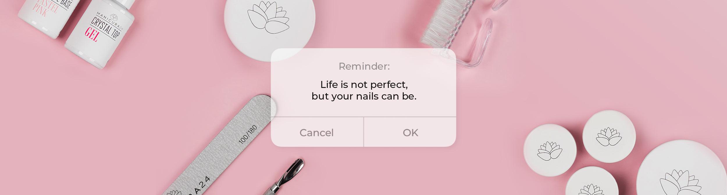 Kit de manicura profesional sobre fondo rosa con geles, lima, frascos y utensilios para uñas.