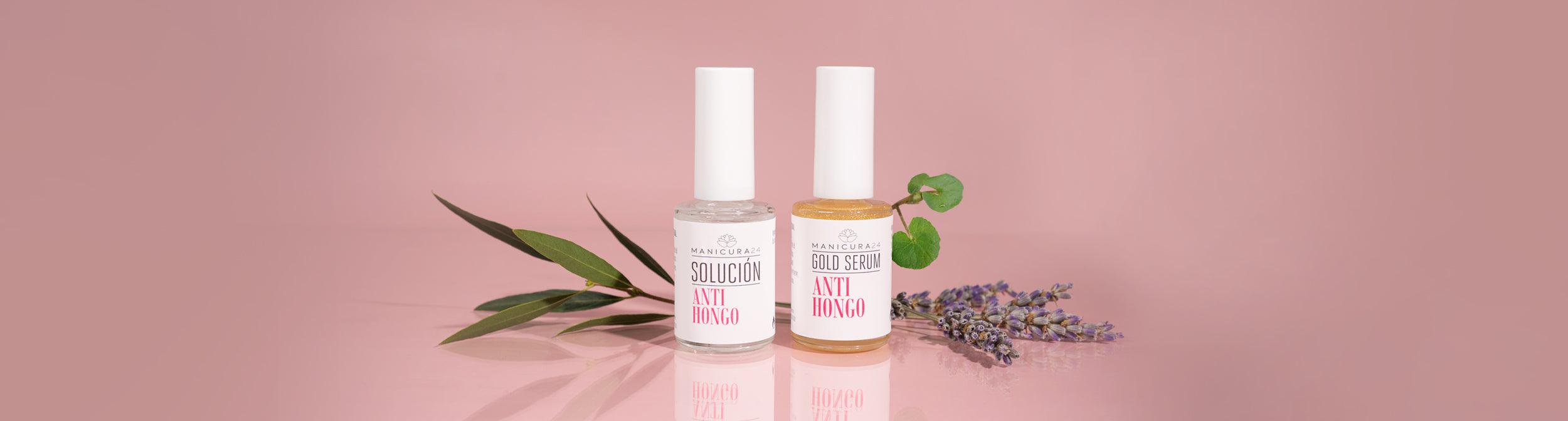 Solución anti hongo y serum gold anti hongo para uñas, con hojas y lavanda, fondo rosa.