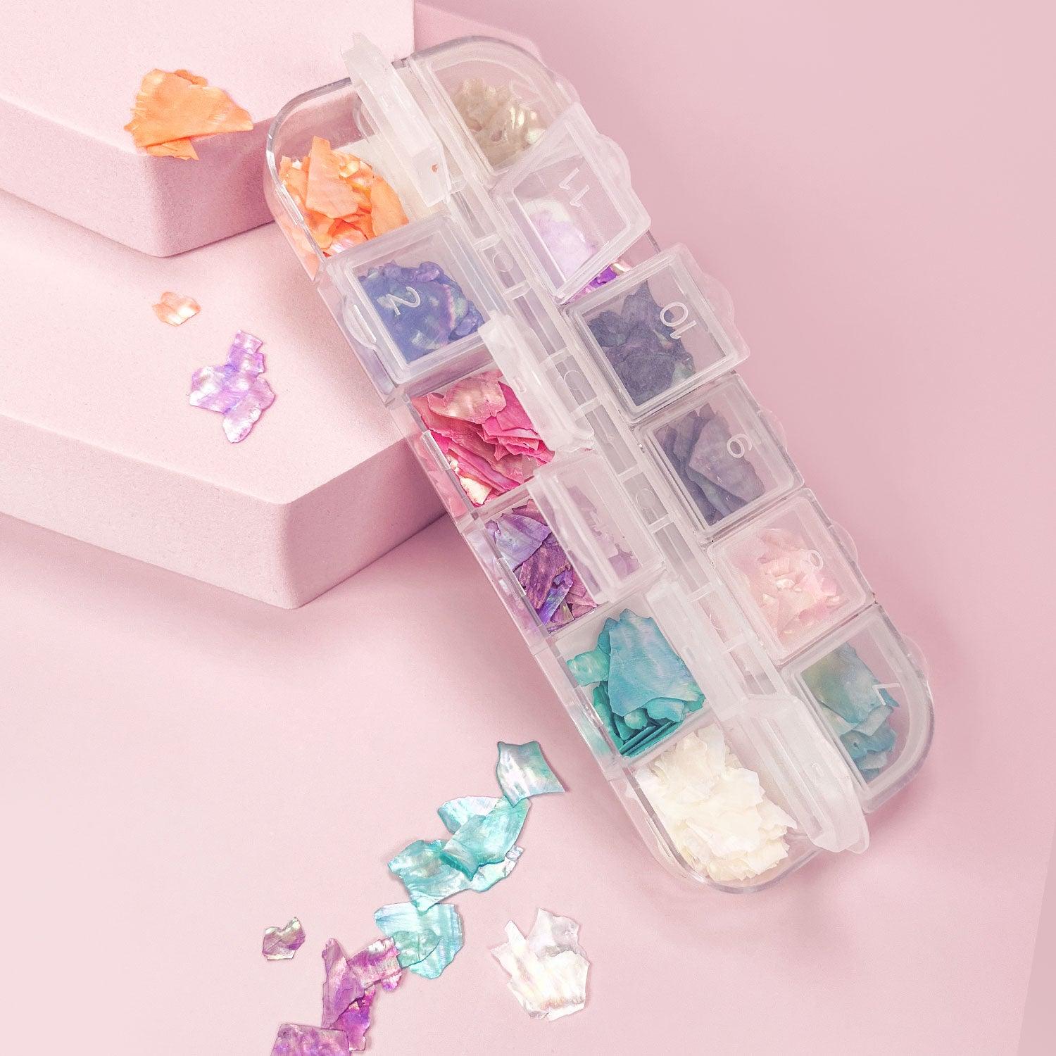 Set de decoración para uñas, cajas con piezas de nácar multicolor para nail art.