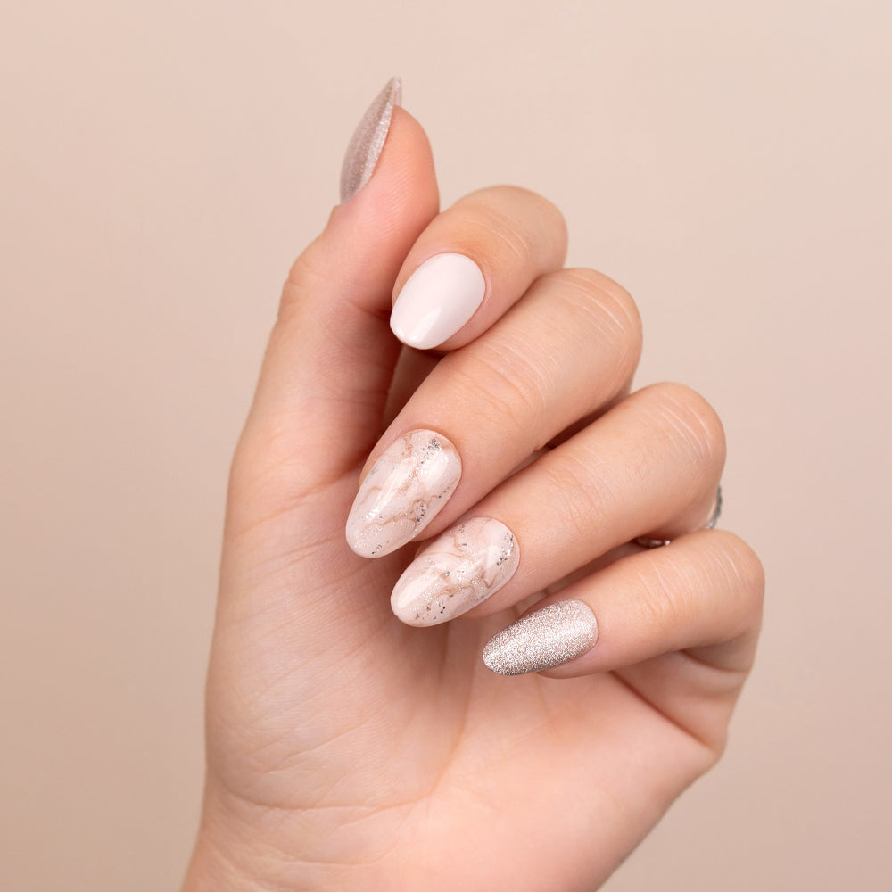 Uñas decoradas con gel nude, efecto mármol y acabado brillante para manicura profesional.