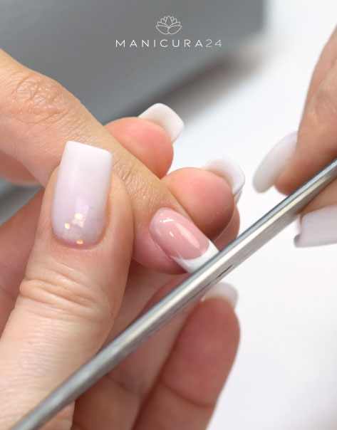 cortar las uñas con esmalte permanente