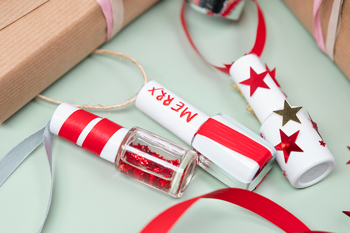 Envases de esmalte permanente recilados para los adornos navideños: hazlo tu misma