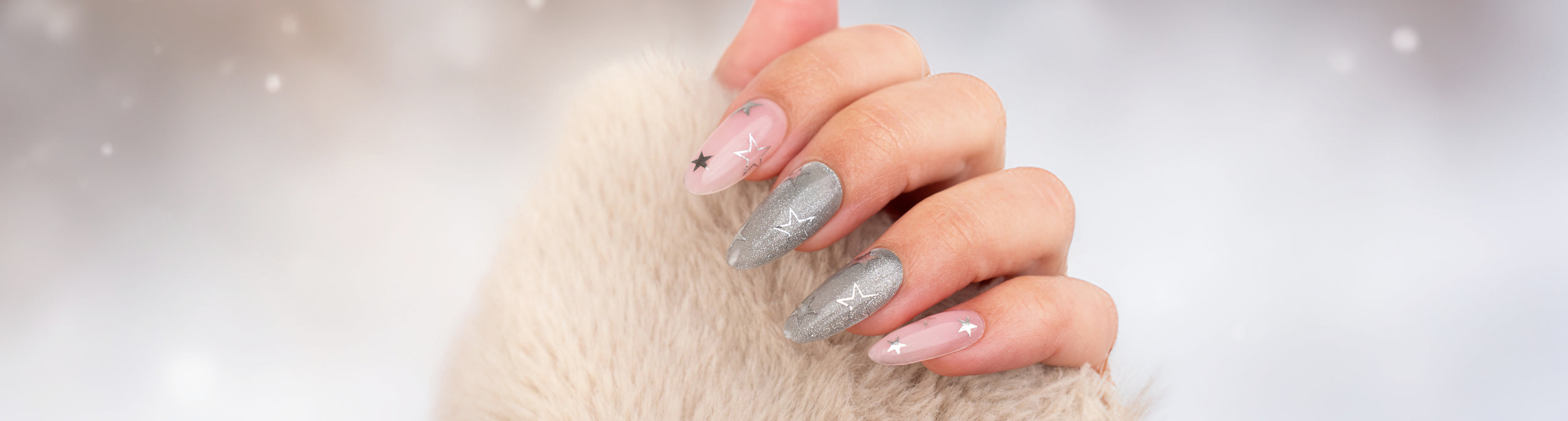 Uñas decoradas con esmalte plateado y pegatinas de estrellas, manicura creativa