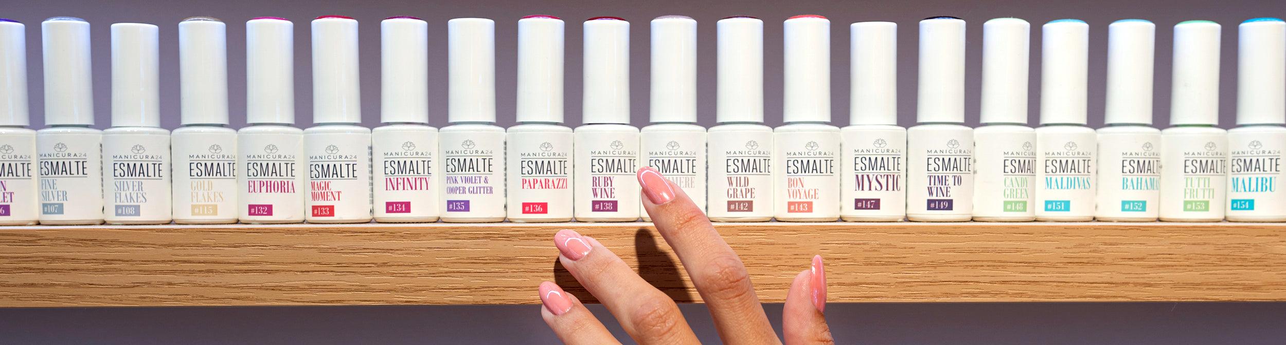 Colores de esmaltes permanentes en estante con mano mostrando manicura profesional